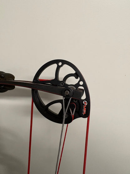 Hoyt Carbon Element 32 Compound Bow RH Black 40-50 lbs - Used
