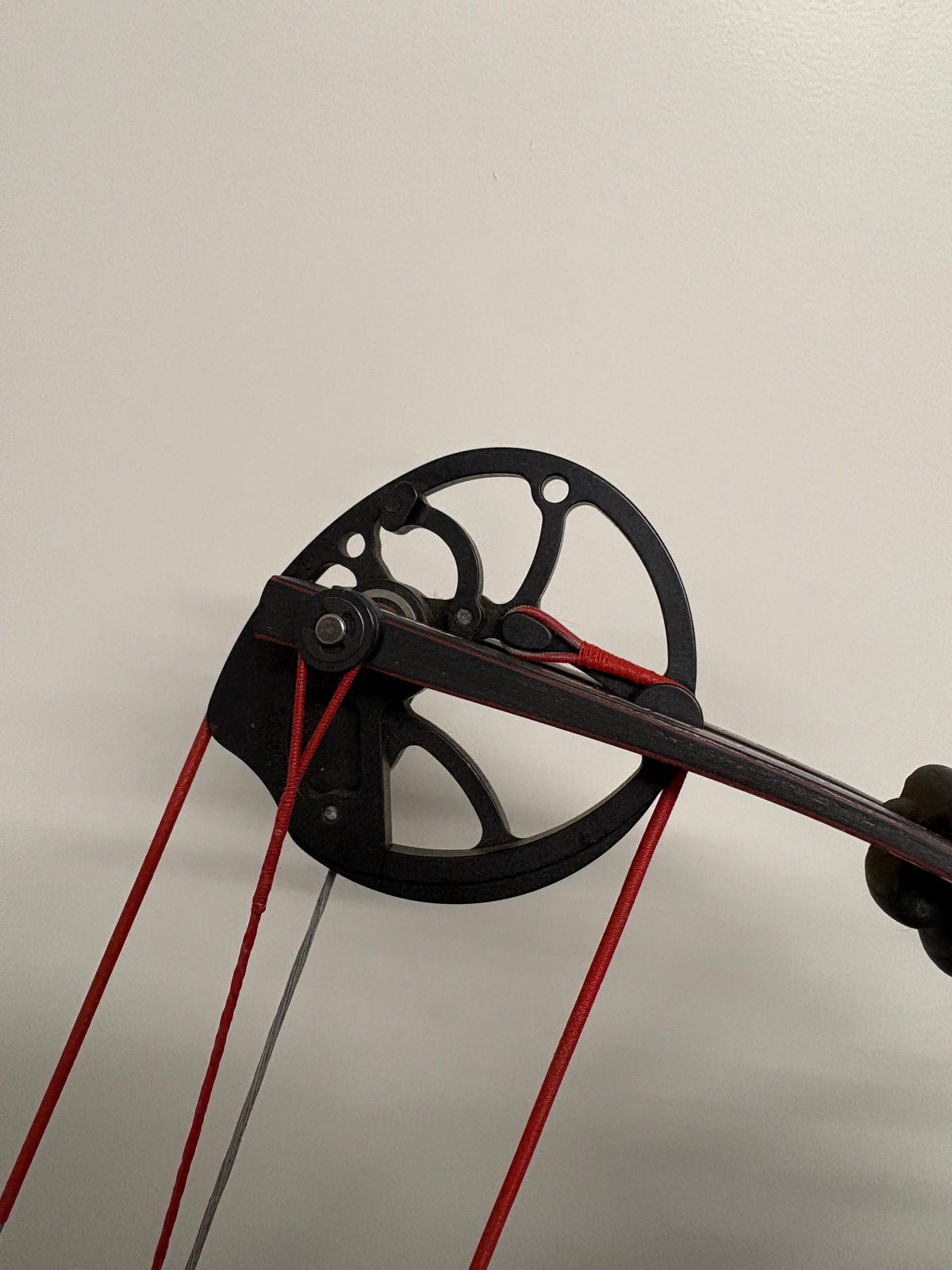 Hoyt Carbon Element 32 Compound Bow RH Black 40-50 lbs - Used