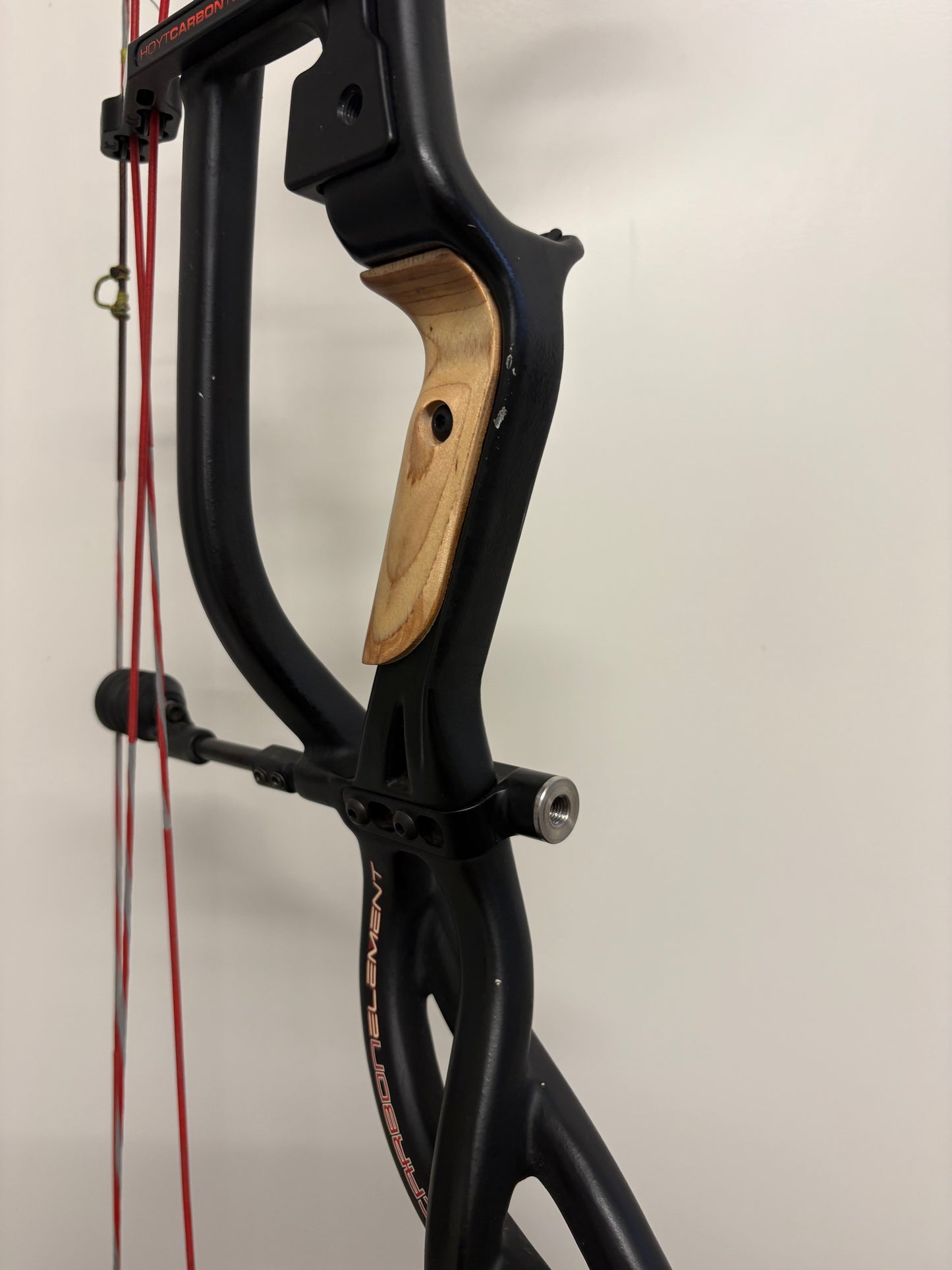 Hoyt Carbon Element 32 Compound Bow RH Black 40-50 lbs - Used