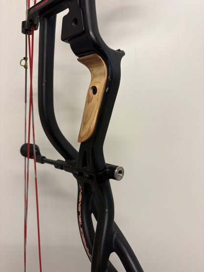 Hoyt Carbon Element 32 Compound Bow RH Black 40-50 lbs - Used