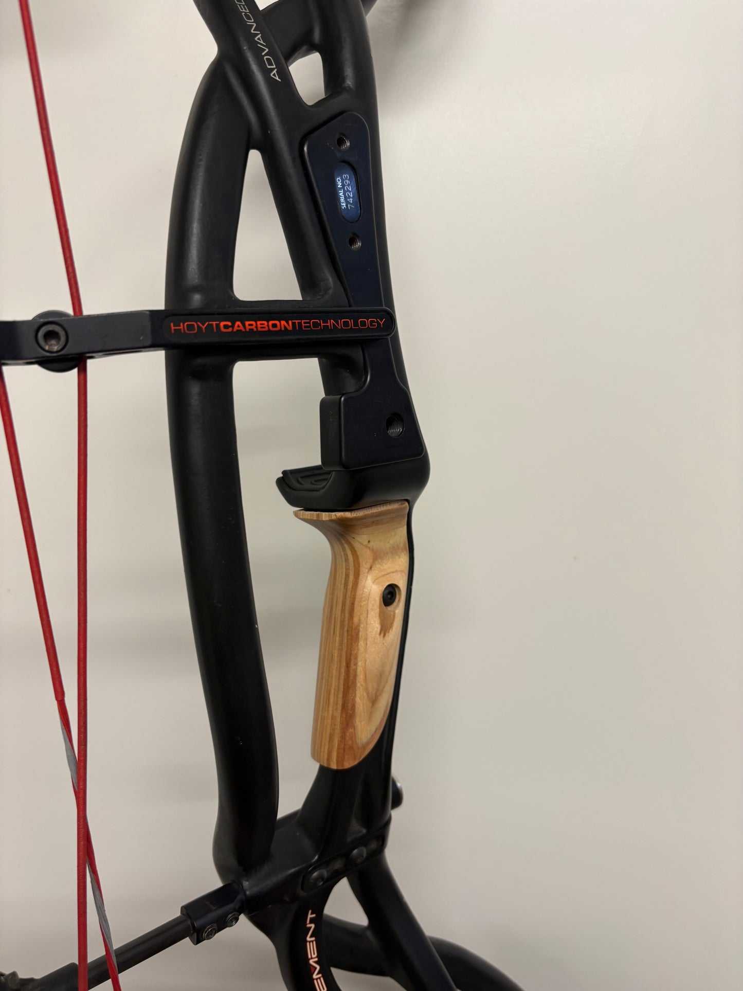 Hoyt Carbon Element 32 Compound Bow RH Black 40-50 lbs - Used