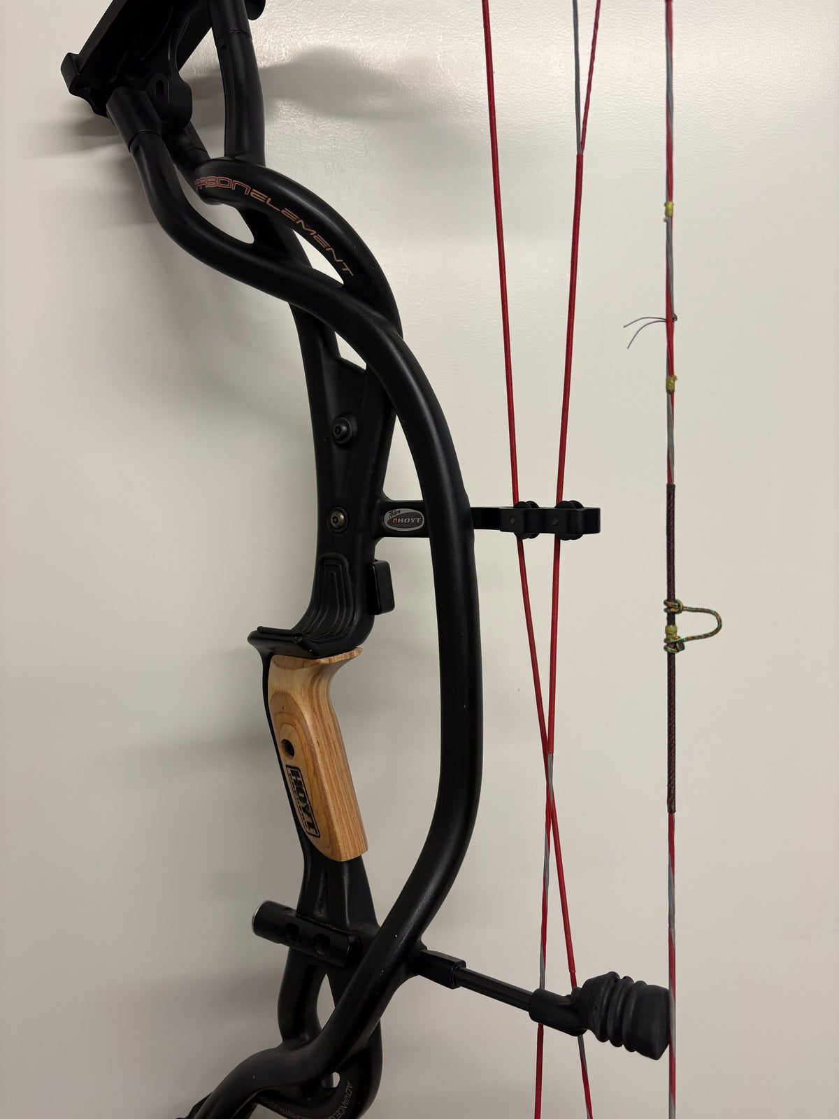 Hoyt Carbon Element 32 Compound Bow RH Black 40-50 lbs - Used