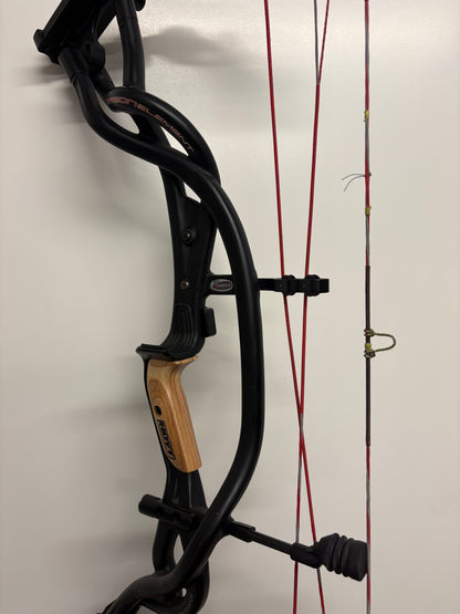 Hoyt Carbon Element 32 Compound Bow RH Black 40-50 lbs - Used