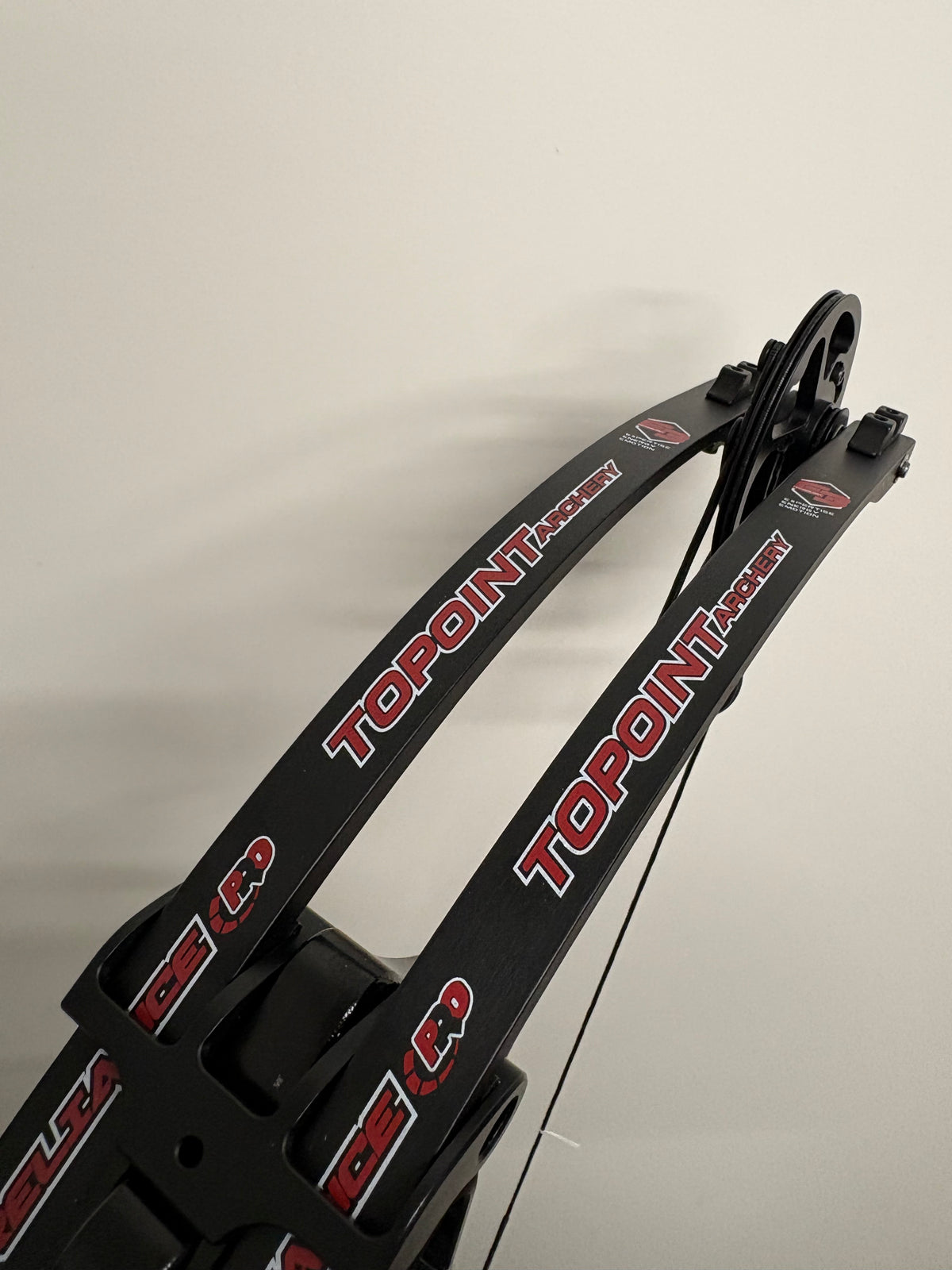 Topoint Reliance Pro 38 Compound Bow RH Black 35-50 lbs - NEW