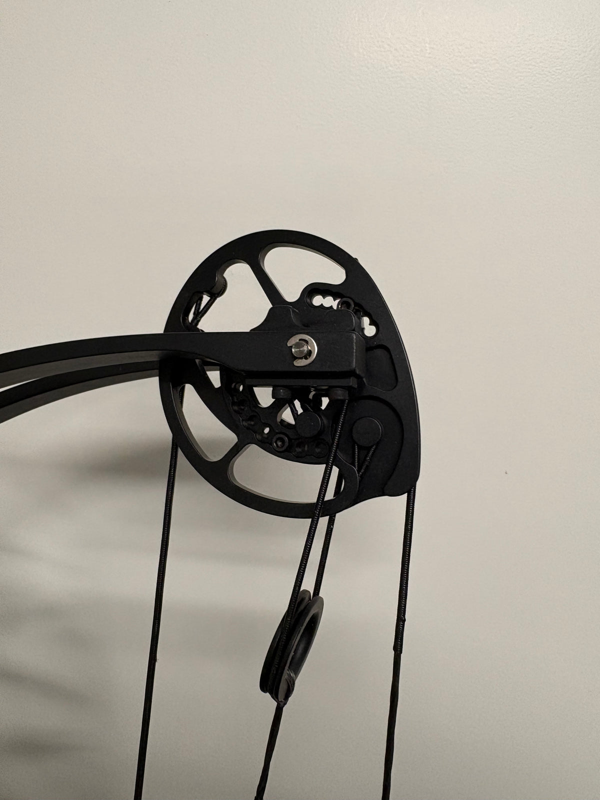 Topoint Reliance Pro 38 Compound Bow RH Black 35-50 lbs - NEW