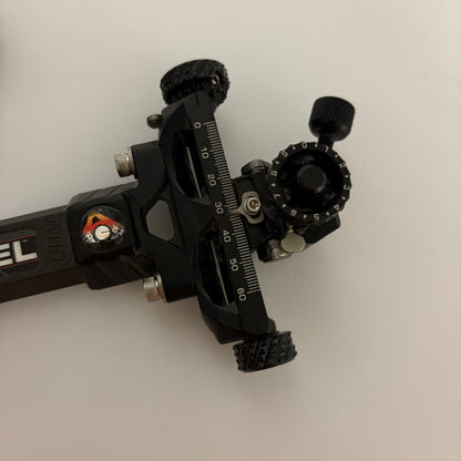 Axcel Achieve XP 1.5 Compound Sight RH Black 6'' - Show Model (#BB88)