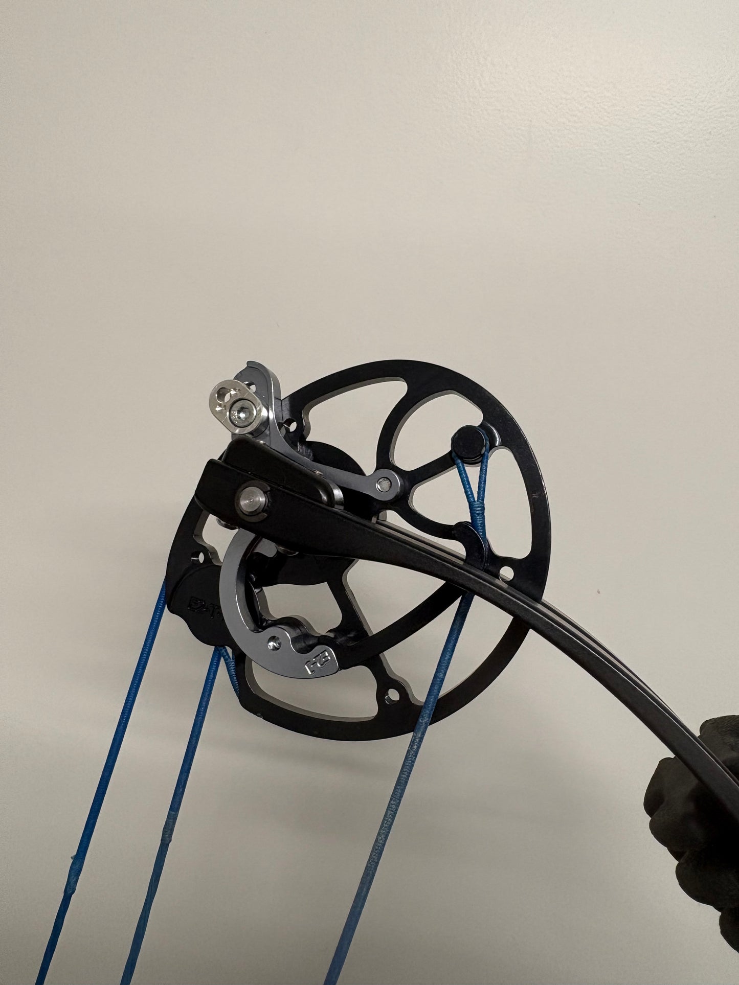 Mybo Edge 35 Compound Bow RH Ice Blue #E2 Cam 40-50 lbs - Used (1.1)