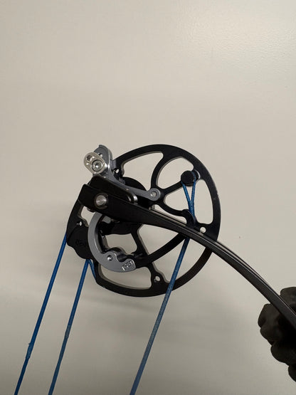 Mybo Edge 35 Compound Bow RH Ice Blue #E2 Cam 40-50 lbs - Used (1.1)