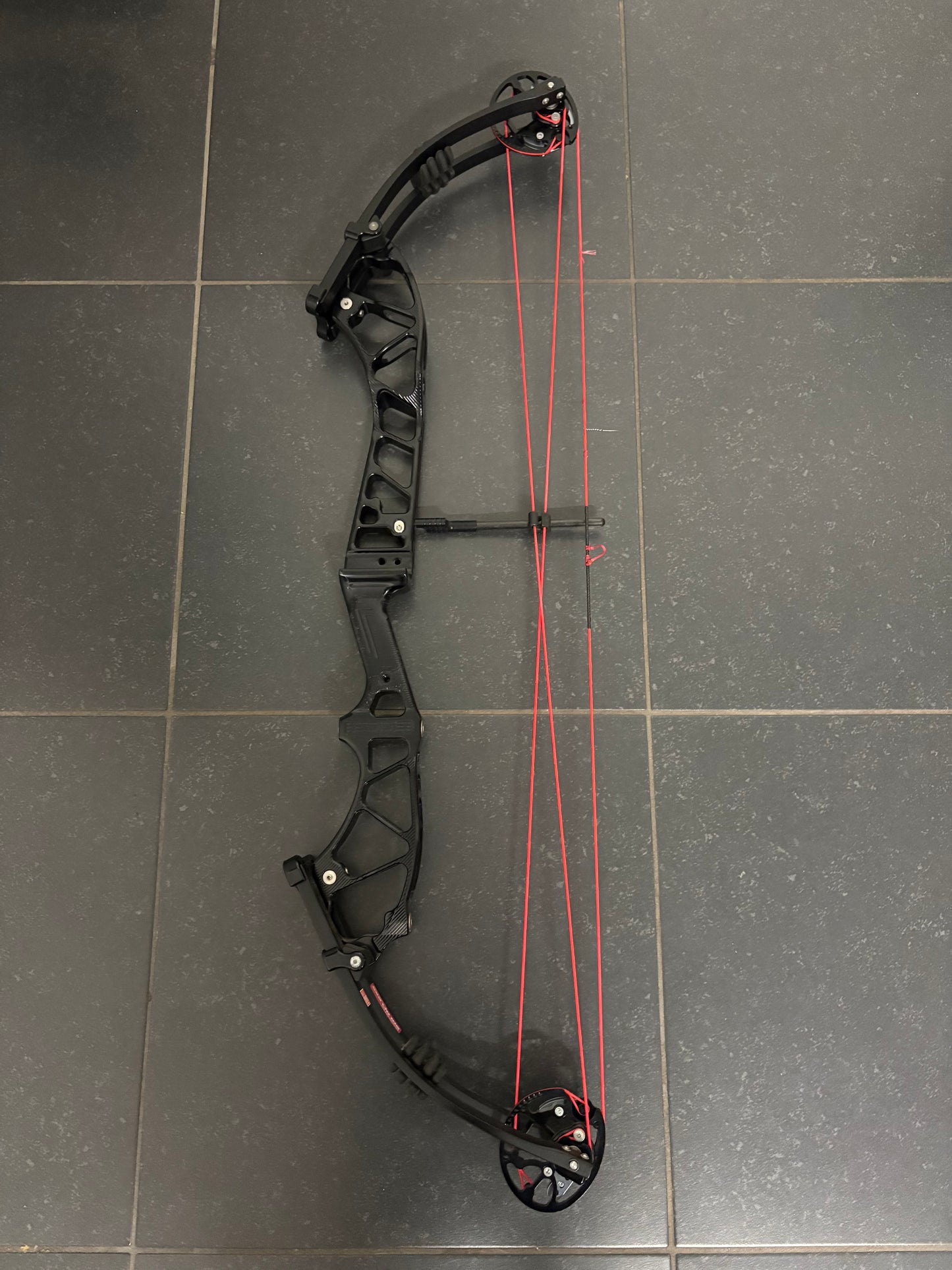 Mybo Edge Compound Bow RH Midnight Black #E2 Cam 50-60 lbs - Used (1.1)