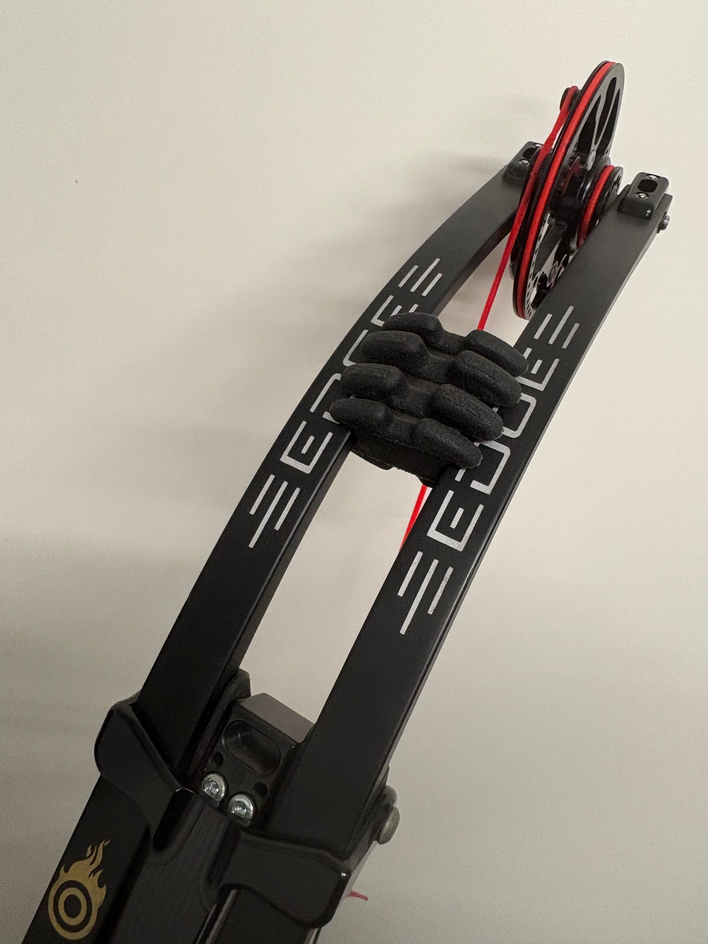 Mybo Edge Compound Bow RH Midnight Black #E2 Cam 50-60 lbs - Used (1.1)