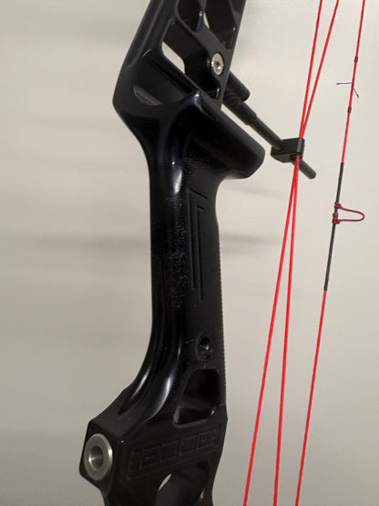 Mybo Edge Compound Bow RH Midnight Black #E2 Cam 50-60 lbs - Used (1.1)