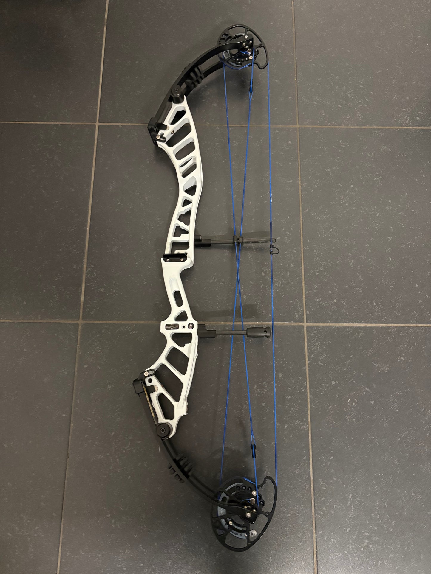 Mybo Revolution 37 Compound Bow RH Stormtrooper White 50-60 R-cam - Used