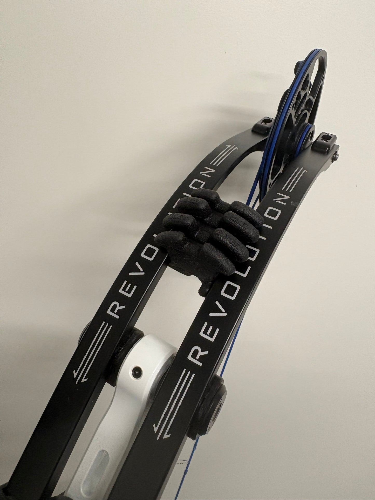 Mybo Revolution 37 Compound Bow RH Stormtrooper White 50-60 R-cam - Used