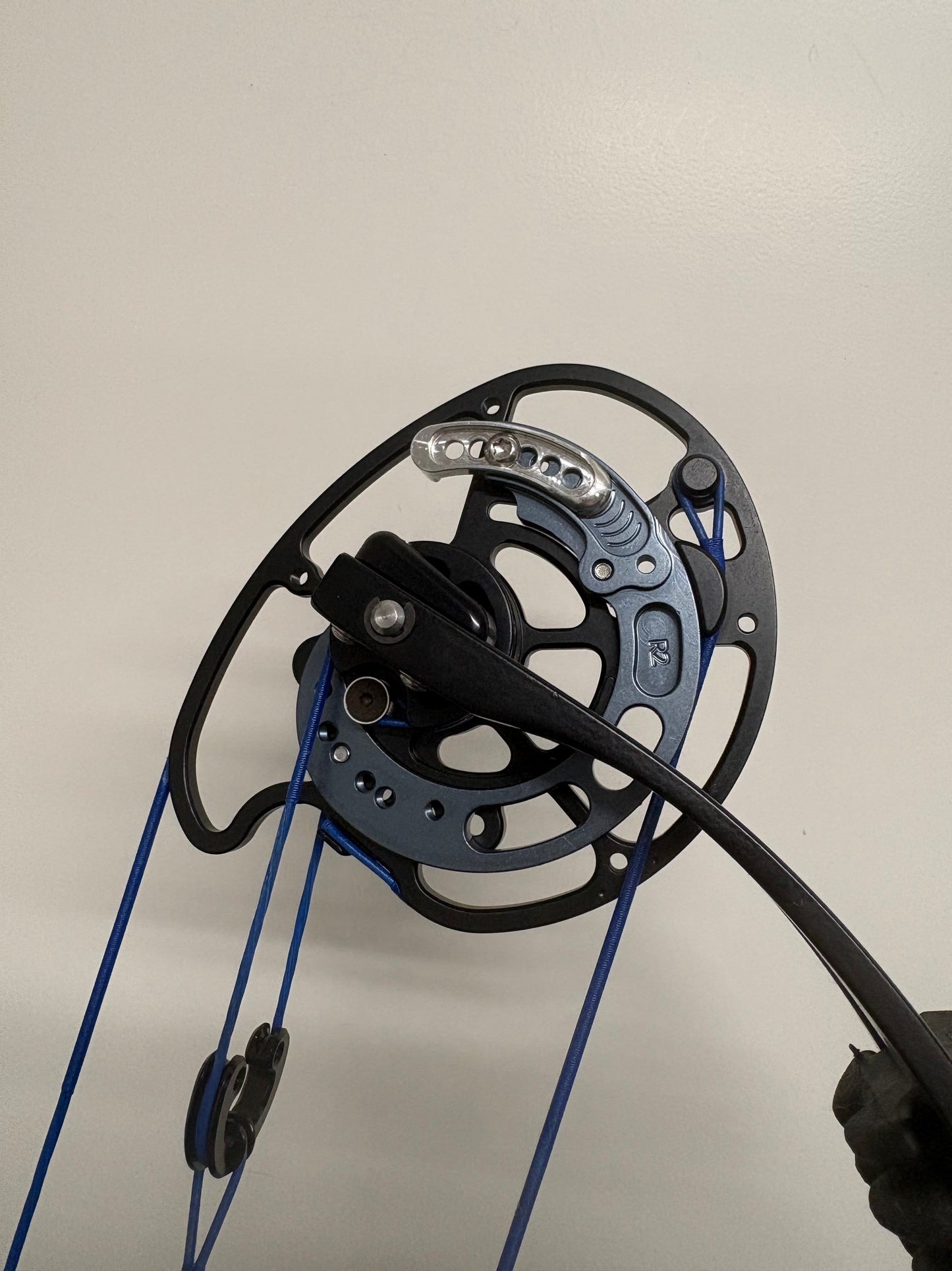 Mybo Revolution 37 Compound Bow RH Stormtrooper White 50-60 R-cam - Used