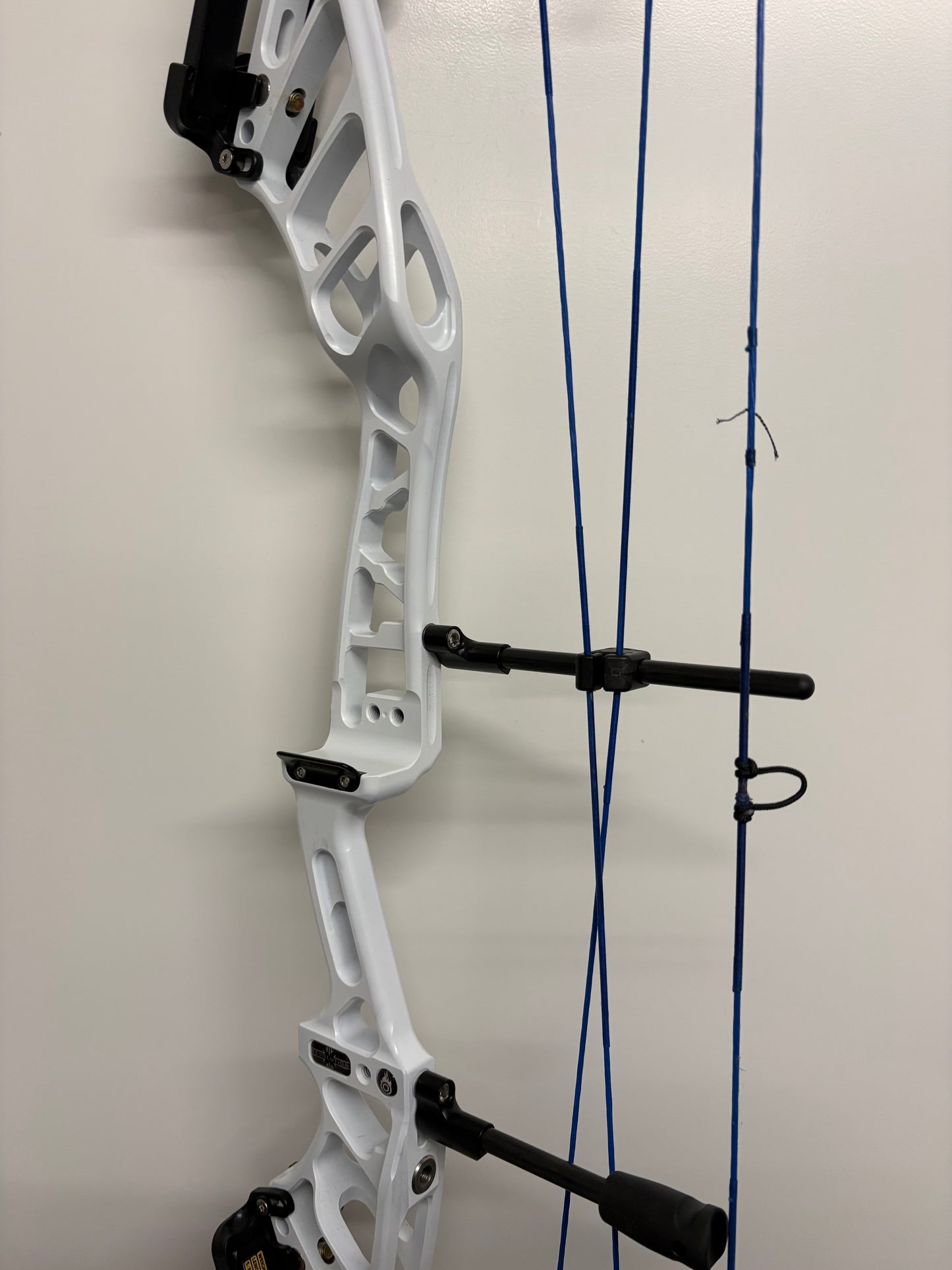 Mybo Revolution 37 Compound Bow RH Stormtrooper White 50-60 R-cam - Used
