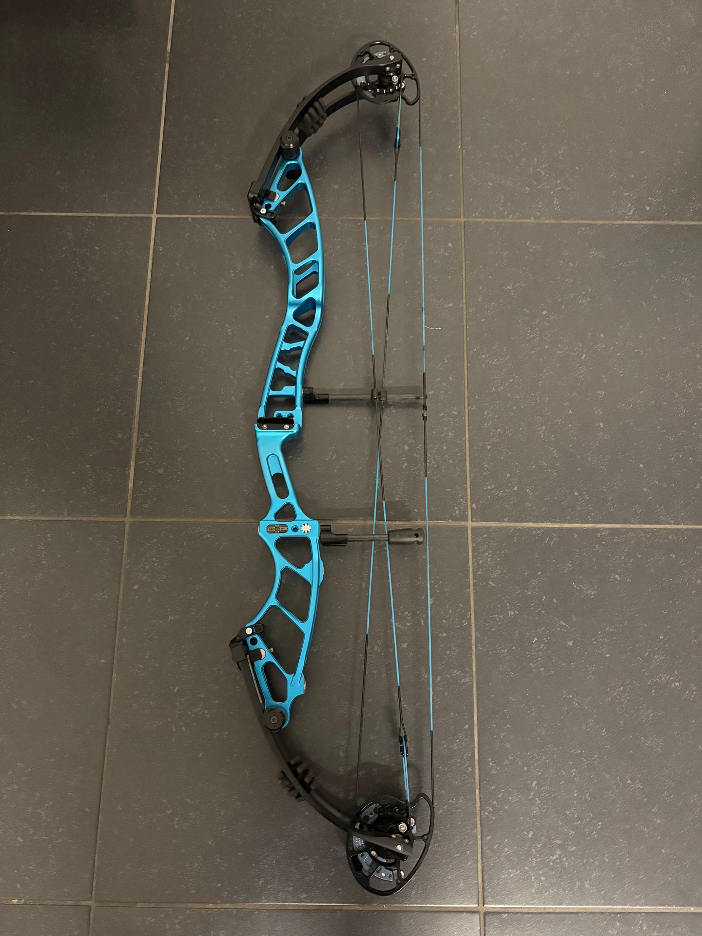 Mybo Revolution 40 Compound Bow RH Ice Blue 50-60 M-cam - Used