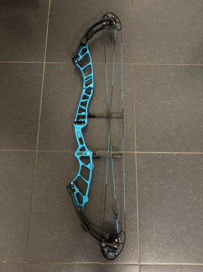 Mybo Revolution 40 Compound Bow RH Ice Blue 50-60 M-cam - Used