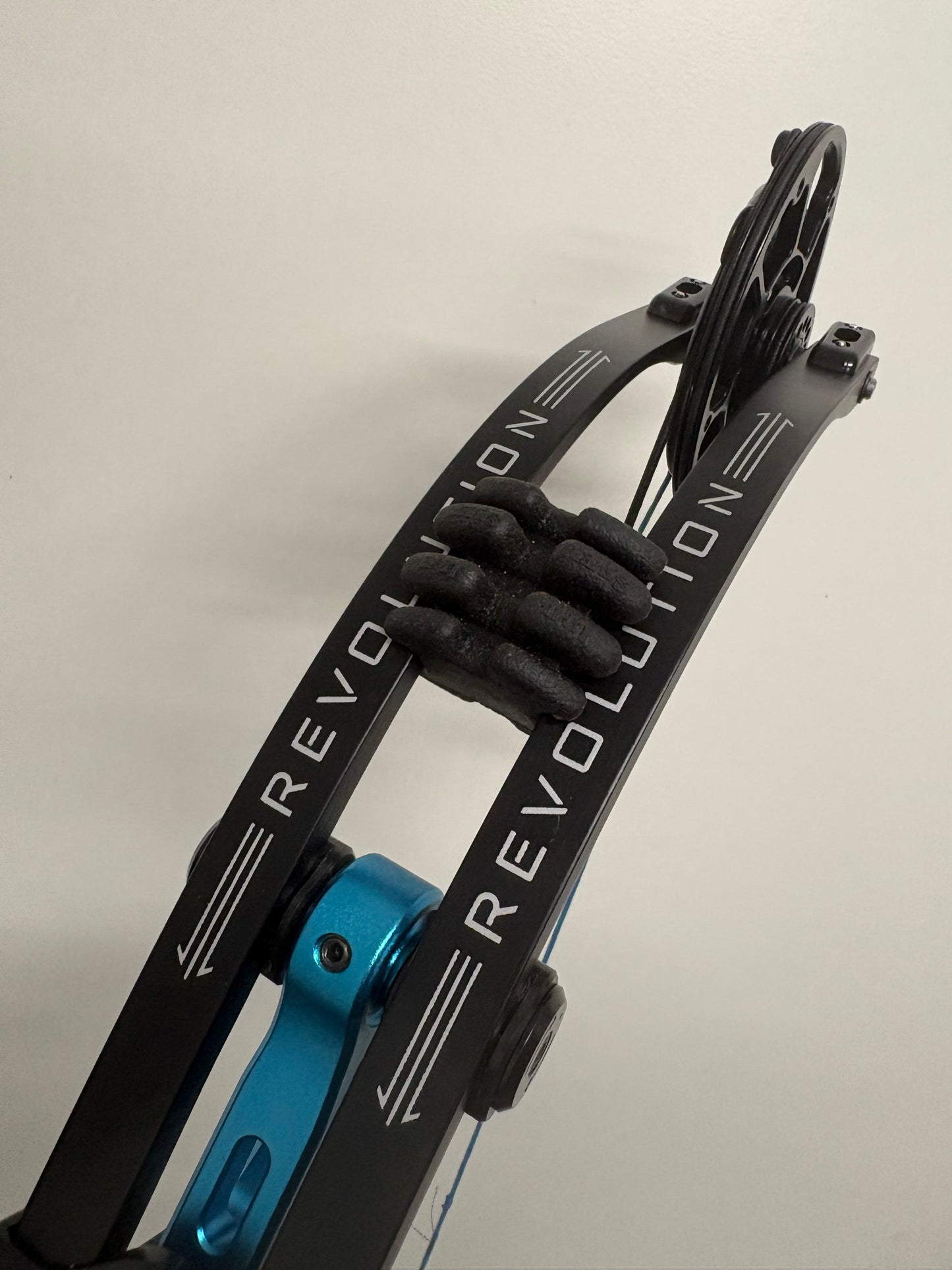 Mybo Revolution 40 Compound Bow RH Ice Blue 50-60 M-cam - Used