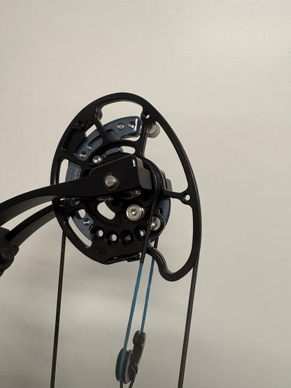 Mybo Revolution 40 Compound Bow RH Ice Blue 50-60 M-cam - Used