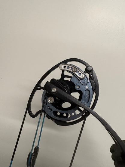 Mybo Revolution 40 Compound Bow RH Ice Blue 50-60 M-cam - Used