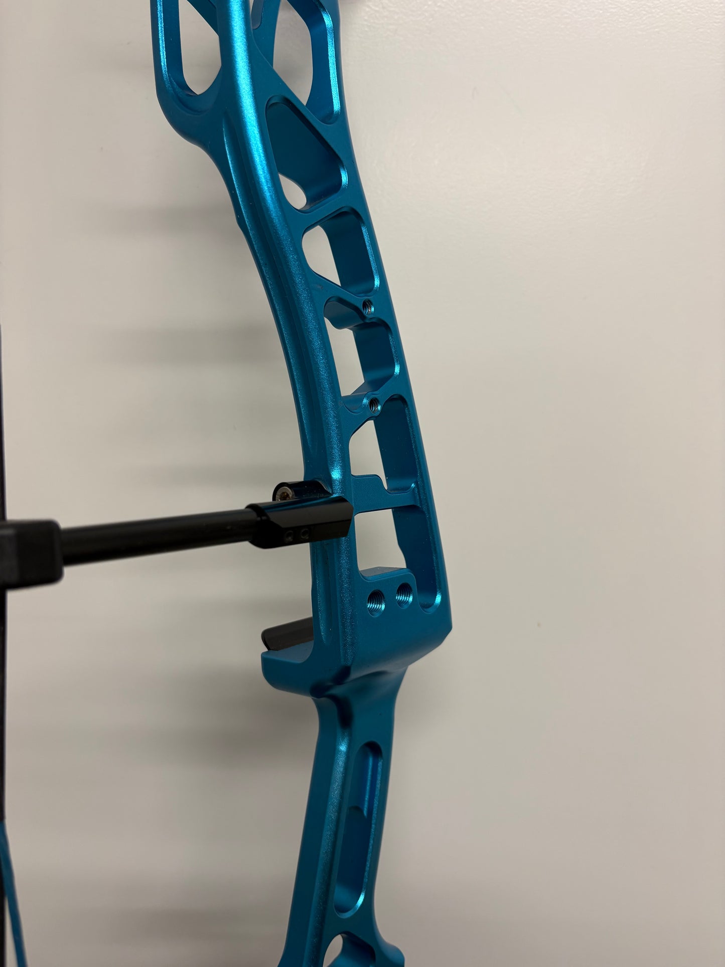 Mybo Revolution 40 Compound Bow RH Ice Blue 50-60 M-cam - Used