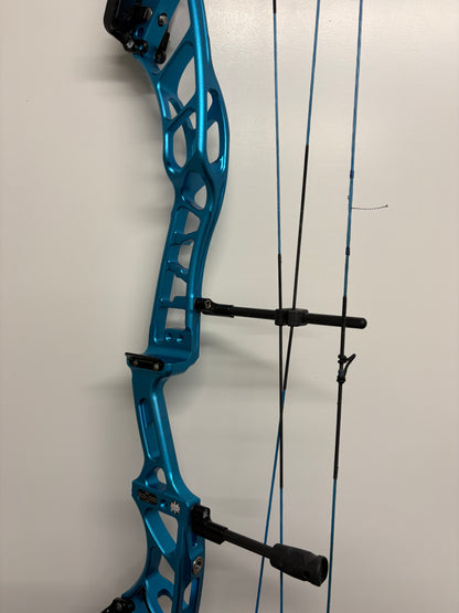 Mybo Revolution 40 Compound Bow RH Ice Blue 50-60 M-cam - Used