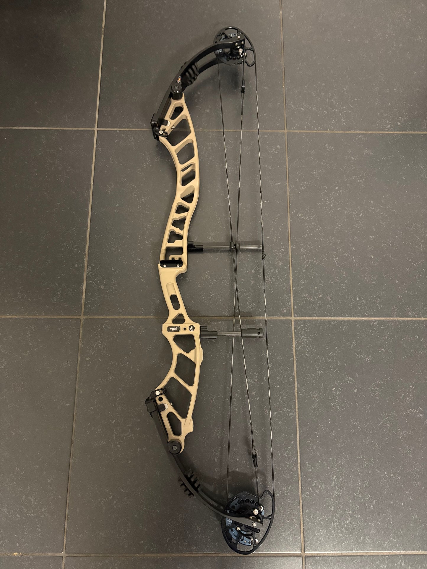 Mybo Revolution 40 Compound Bow RH Desert Sand 50-60 M-cam - Used