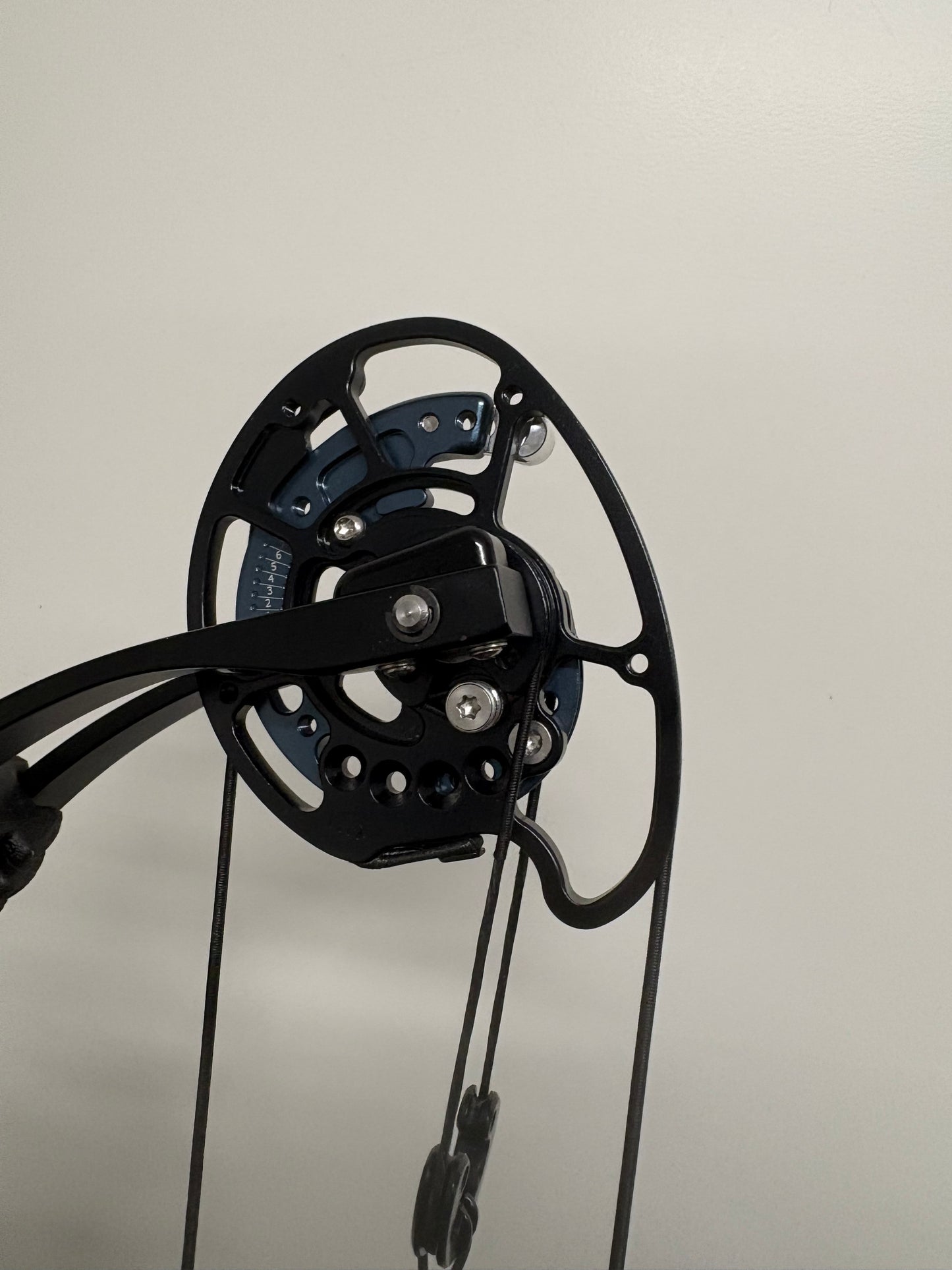 Mybo Revolution 40 Compound Bow RH Desert Sand 50-60 M-cam - Used