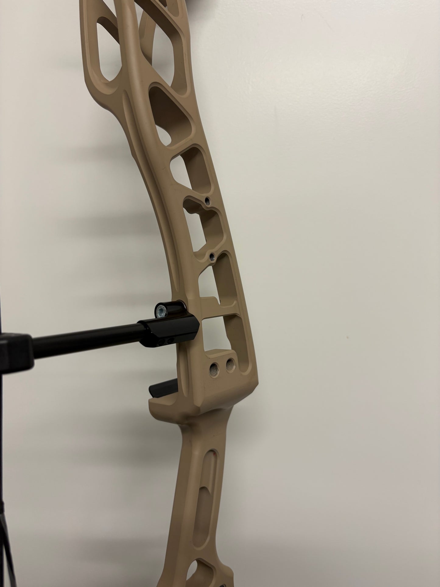 Mybo Revolution 40 Compound Bow RH Desert Sand 50-60 M-cam - Used