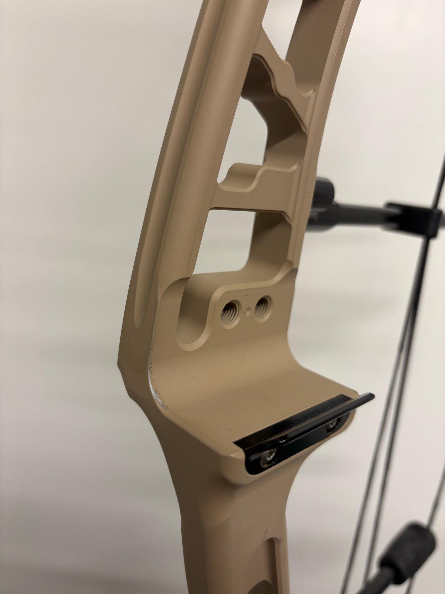 Mybo Revolution 40 Compound Bow RH Desert Sand 50-60 M-cam - Used