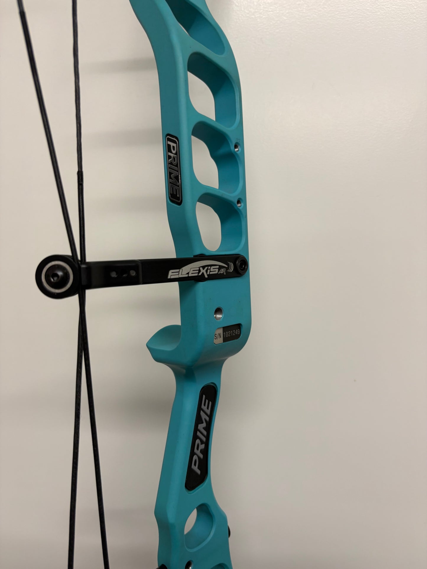 Prime Logic CT9 Compound Bow RH Glacier 50-60 lbs - Used