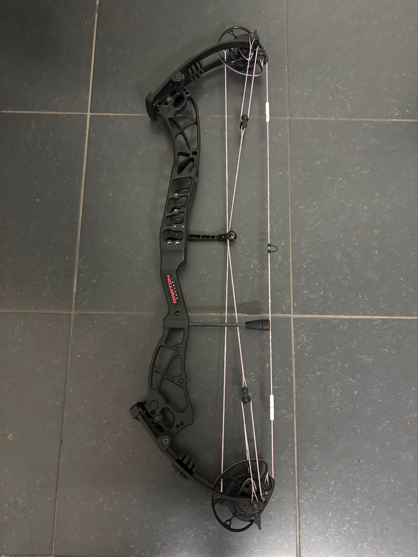 Darton Exodus Compound Bow RH/LH Black 50-60 lbs - Used (#1.3)