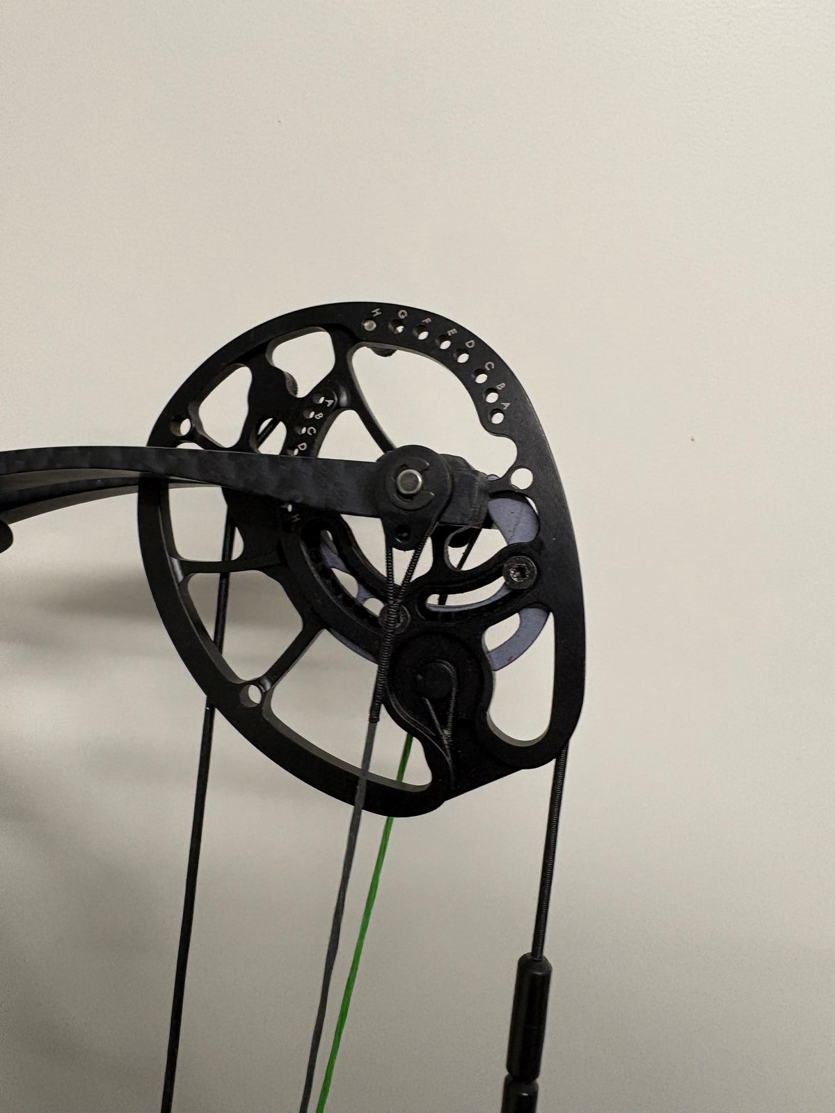 Hoyt ProForce Compound Bow RH Black Out ZT Hyper #2 50-60 lbs - Used