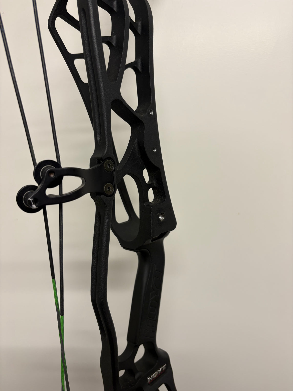 Hoyt ProForce Compound Bow RH Black Out ZT Hyper #2 50-60 lbs - Used