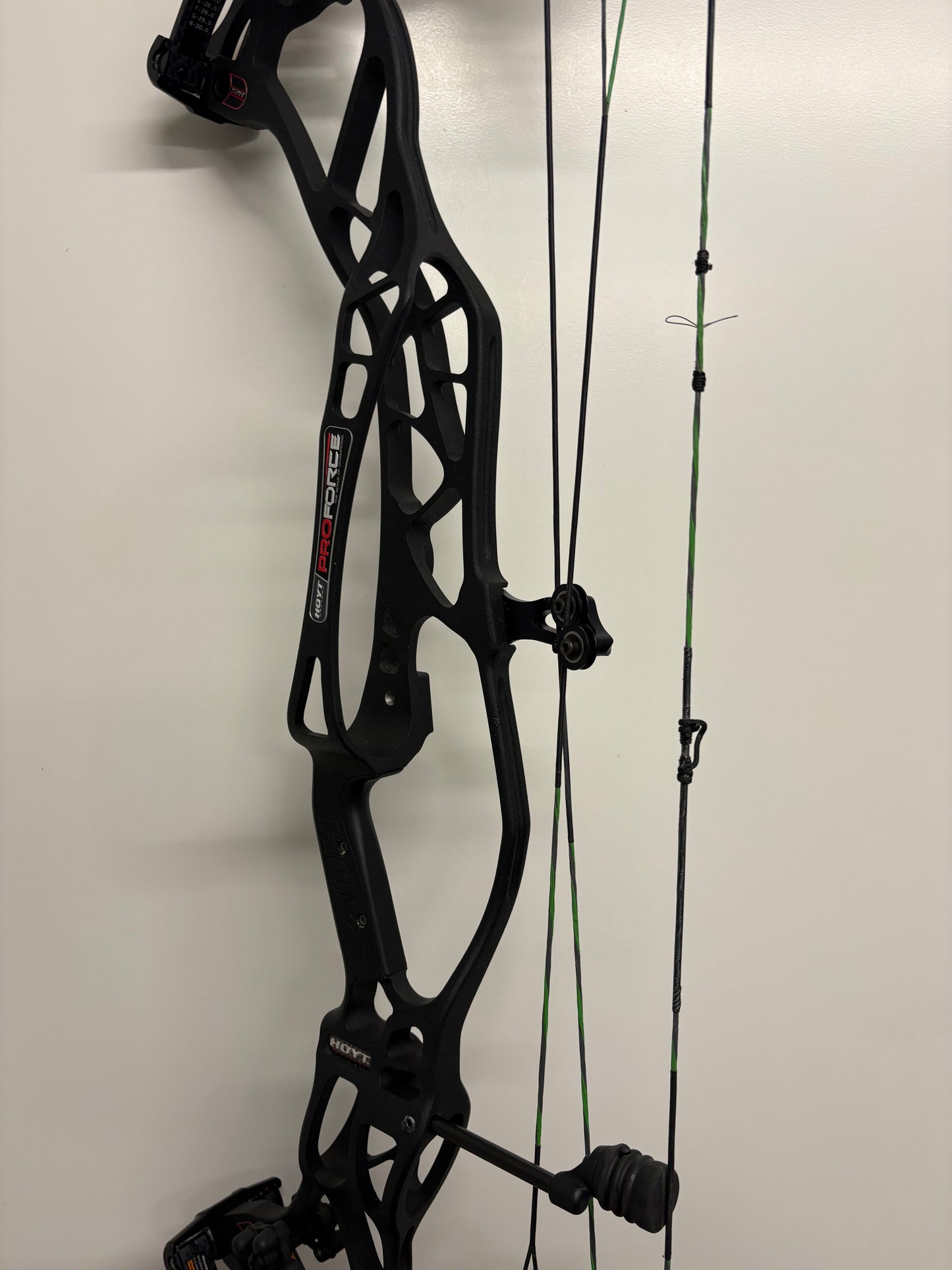 Hoyt ProForce Compound Bow RH Black Out ZT Hyper #2 50-60 lbs - Used