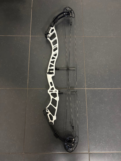 Mybo Revolution 40 M-Cam Compound Bow RH Stormtrooper White 50-60 lbs - Show Model