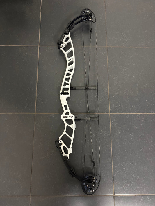 Mybo Revolution 40 M-Cam Compound Bow RH Stormtrooper White 50-60 lbs - Show Model