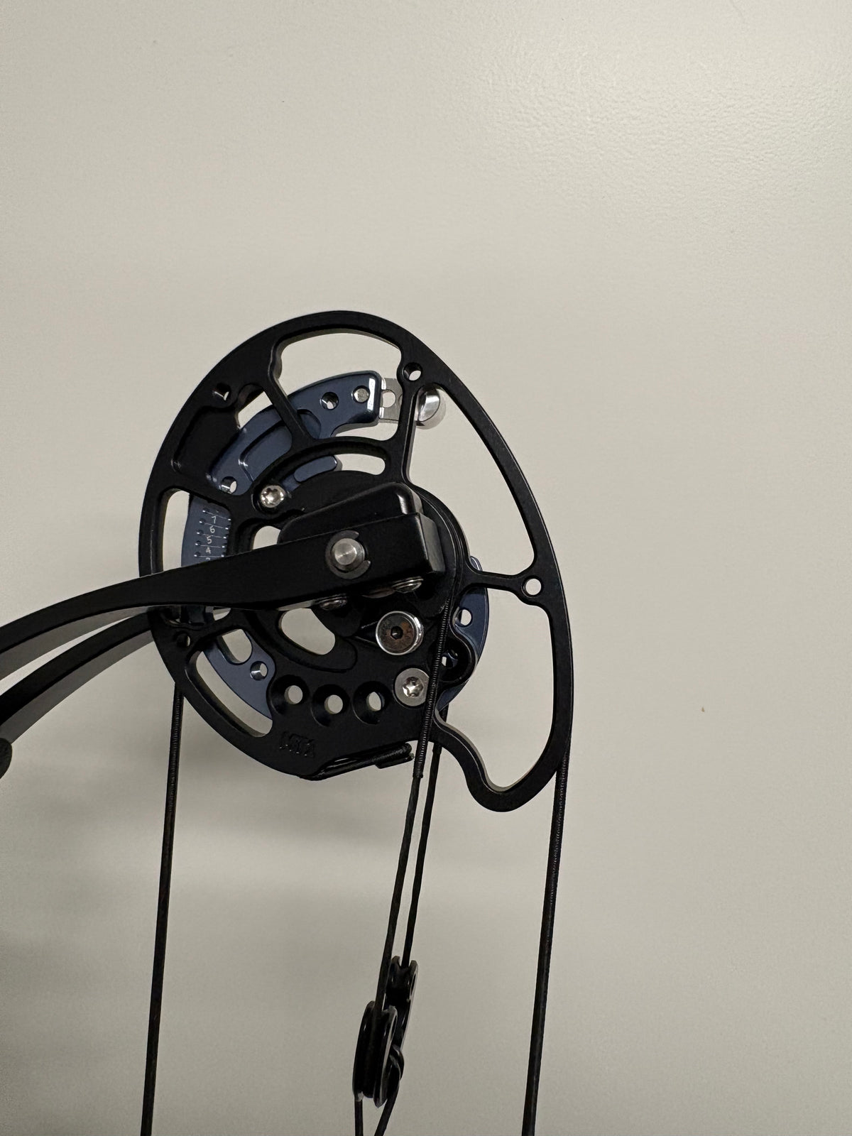 Mybo Revolution 40 M-Cam Compound Bow RH Stormtrooper White 50-60 lbs - Show Model