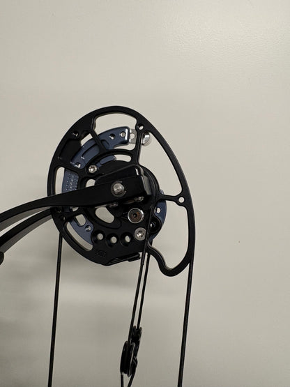 Mybo Revolution 40 M-Cam Compound Bow RH Stormtrooper White 50-60 lbs - Show Model