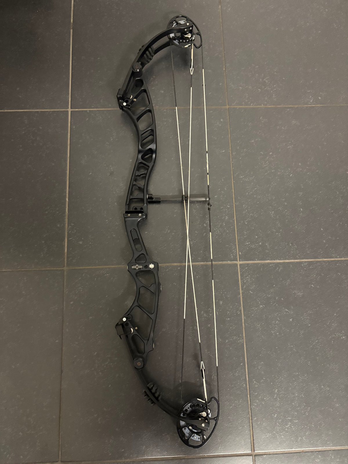 Mybo Revolution 40 M-Cam Compound Bow RH Midnight Black 50-60 lbs - Used