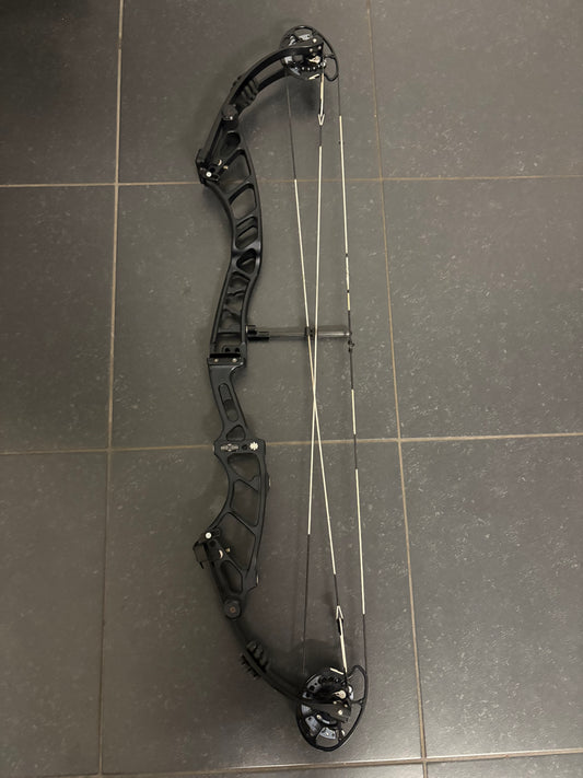 Mybo Revolution 40 M-Cam Compound Bow RH Midnight Black 50-60 lbs - Used