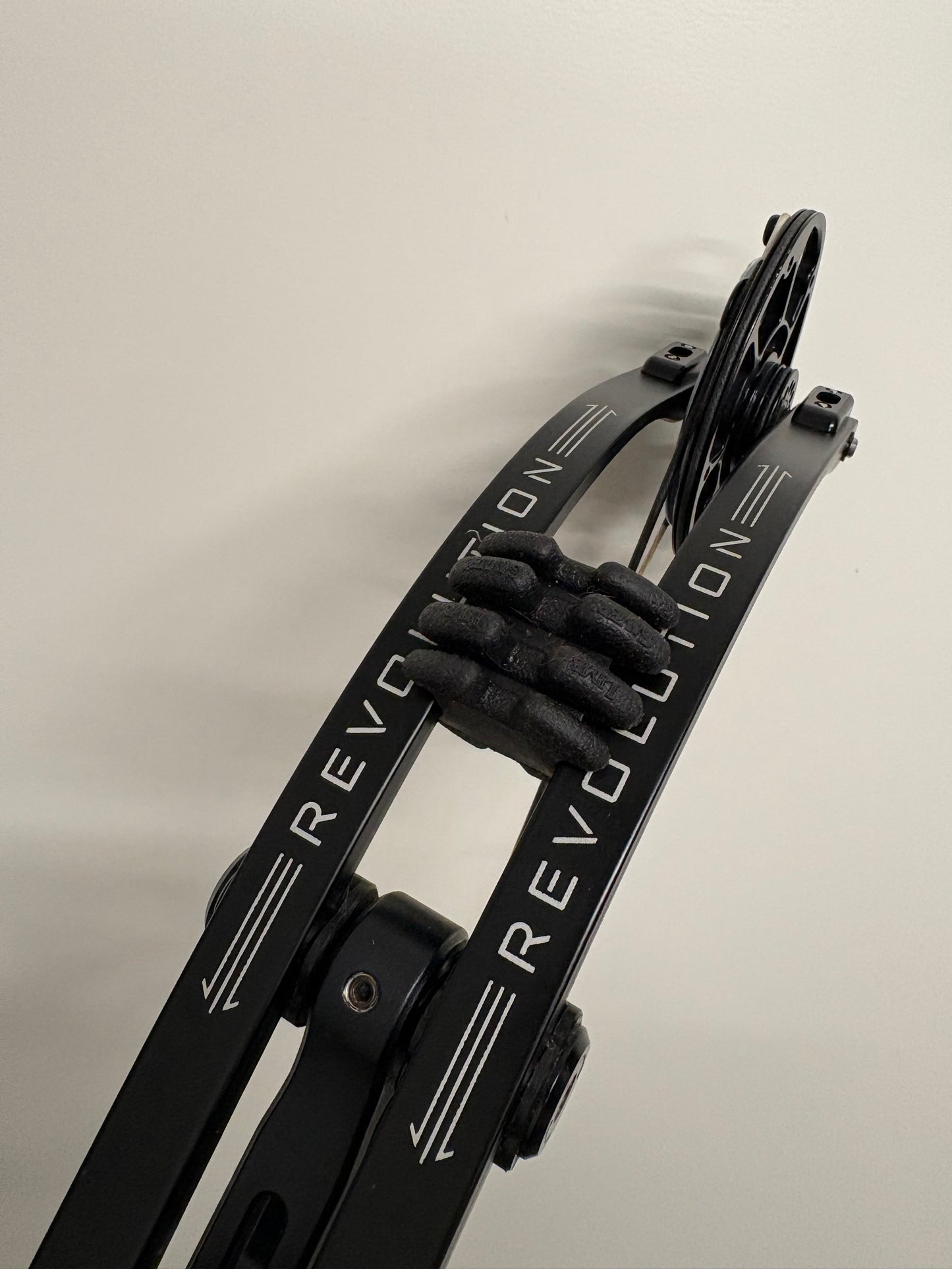 Mybo Revolution 40 M-Cam Compound Bow RH Midnight Black 50-60 lbs - Used