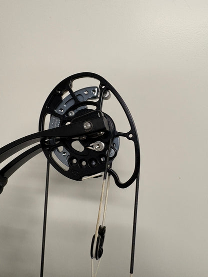 Mybo Revolution 40 M-Cam Compound Bow RH Midnight Black 50-60 lbs - Used