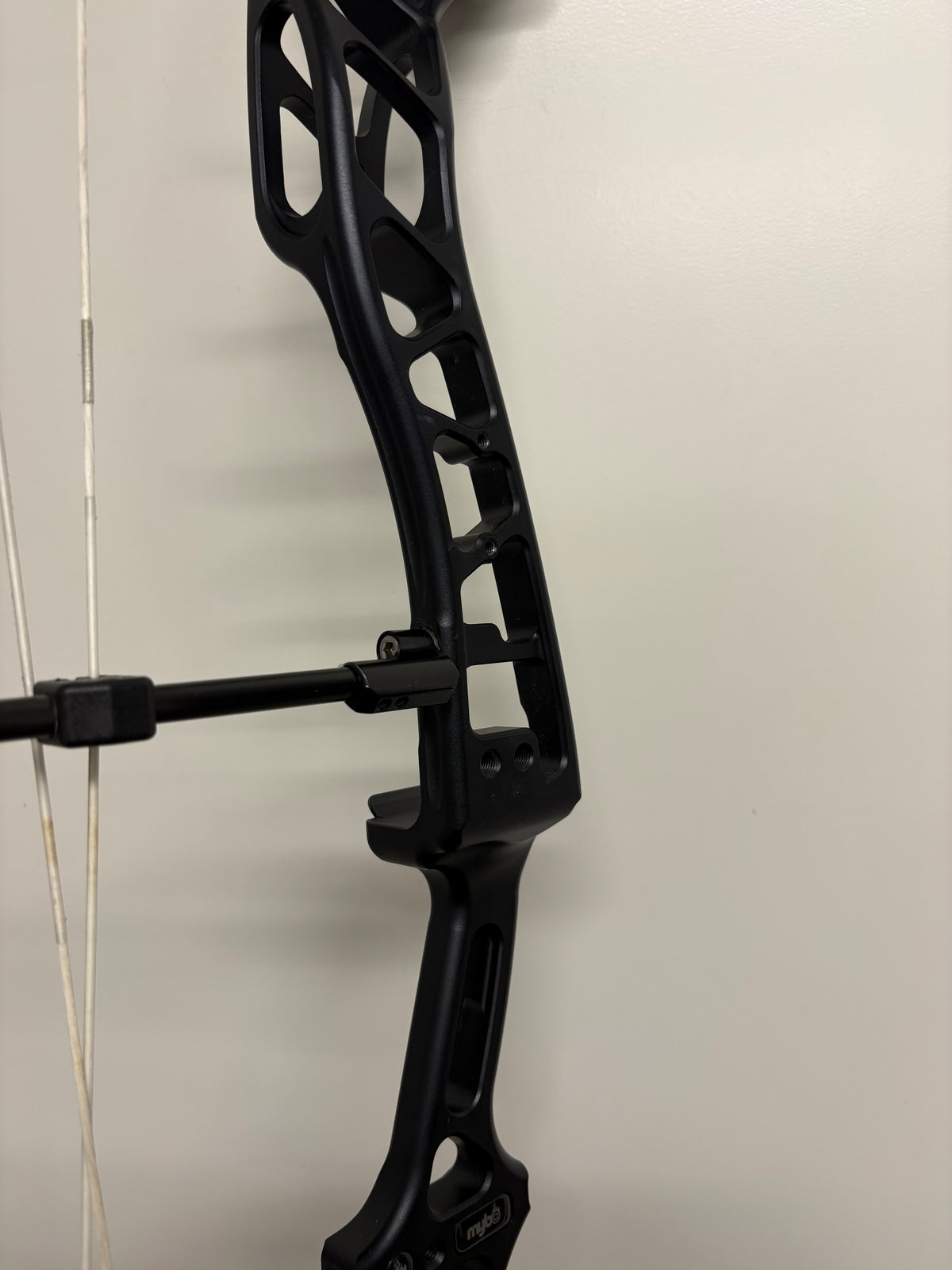Mybo Revolution 40 M-Cam Compound Bow RH Midnight Black 50-60 lbs - Used