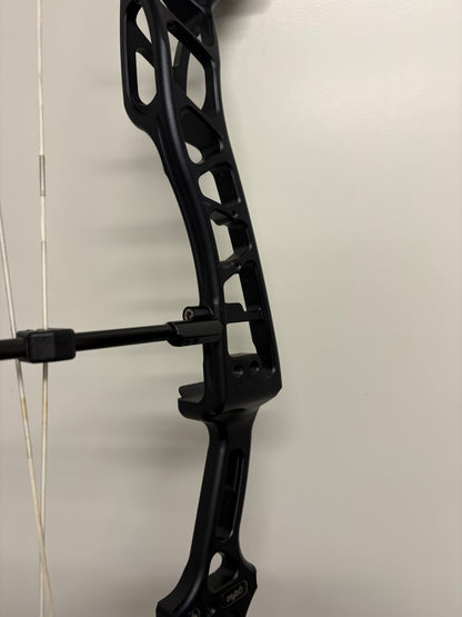 Mybo Revolution 40 M-Cam Compound Bow RH Midnight Black 50-60 lbs - Used