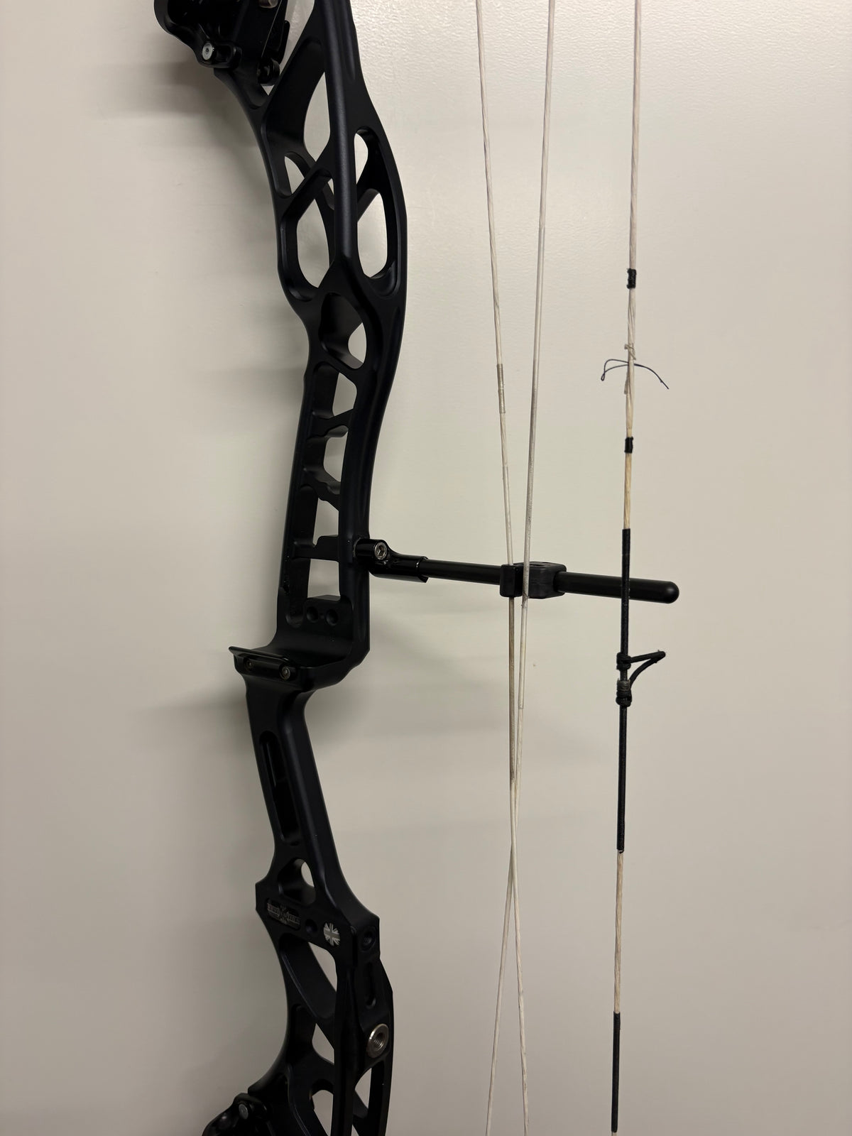 Mybo Revolution 40 M-Cam Compound Bow RH Midnight Black 50-60 lbs - Used