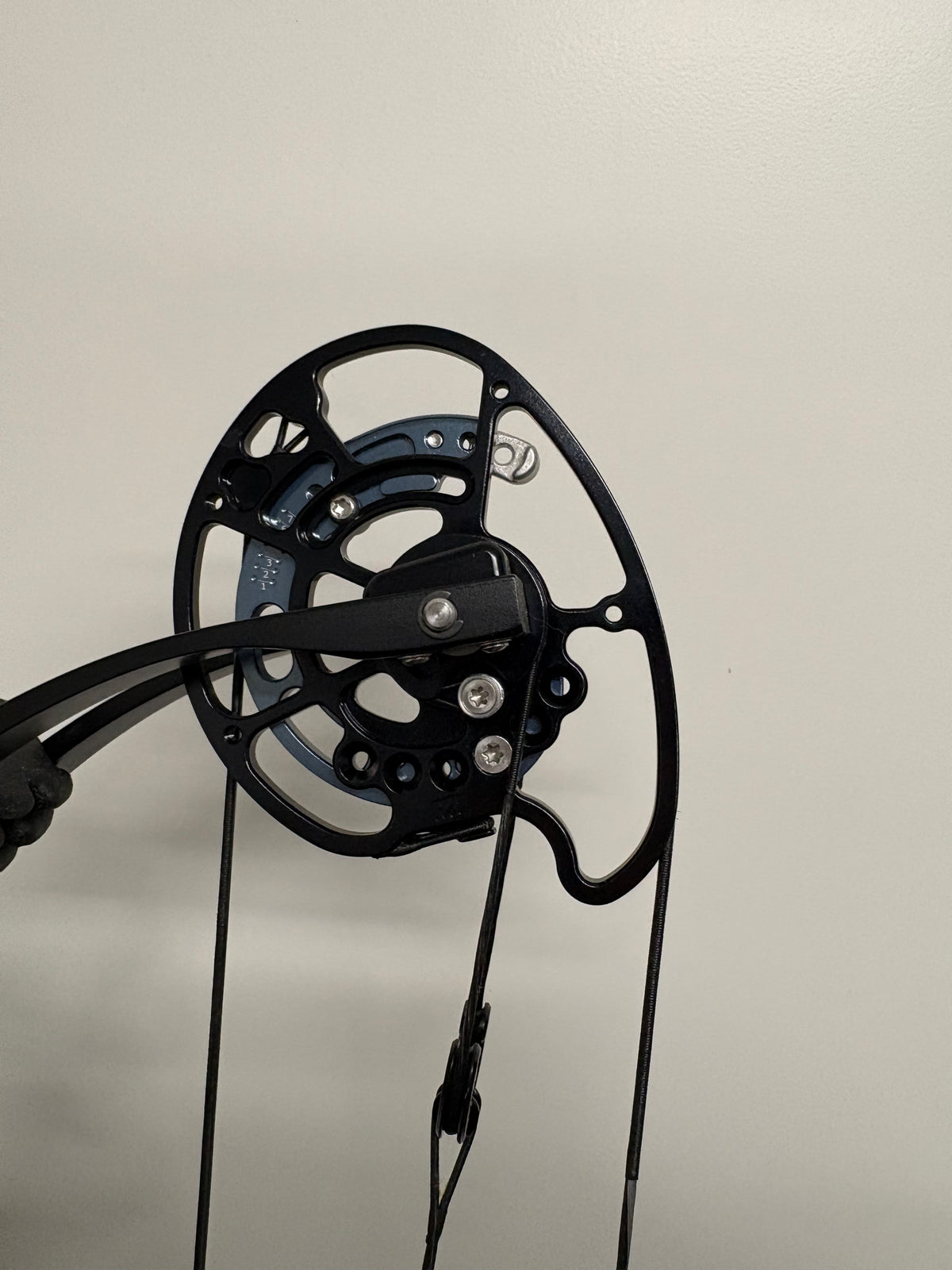 Mybo Revolution 37 R-Cam Compound Bow RH Slate Grey 50-60 lbs - Used