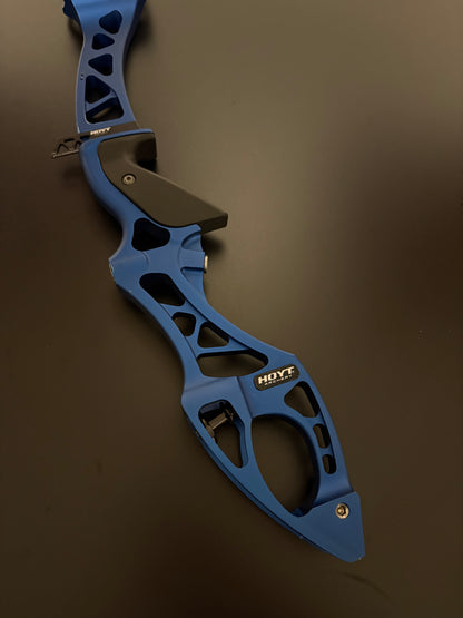 Hoyt Riser Formula XI RH Blue 25'' - Used