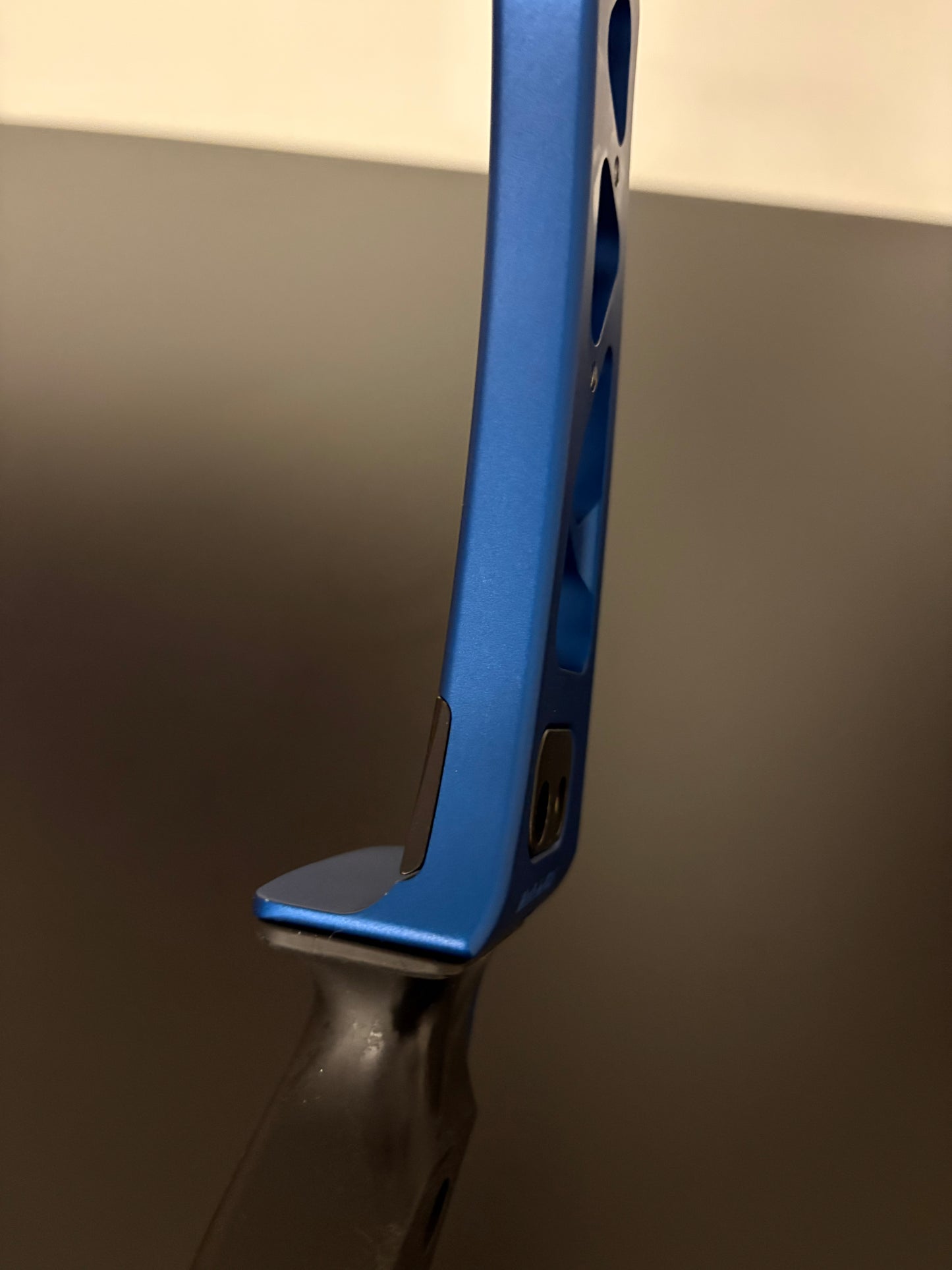 Hoyt Riser Formula XI RH Blue 25'' - Used