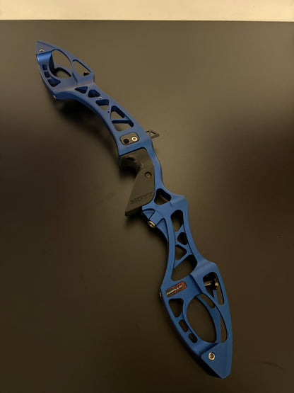 Hoyt Riser Formula XI RH Blue 25'' - Used